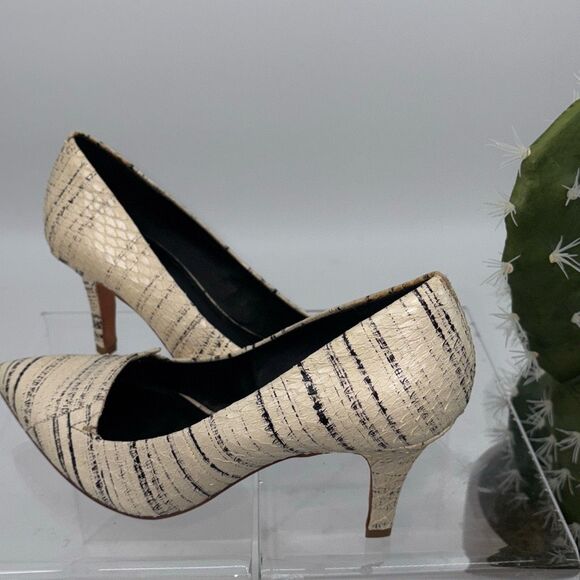 Theory Leather City Pump Pointed Toe Kitten Heel Cream‎ Black 37/6.5 - Picture 2 of 14